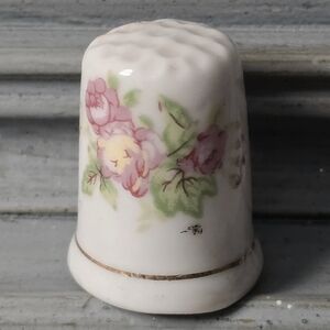 Vintage Sonya '82 Hand Painted Porcelain Thimble Pikes Peak Colorado Pink Roses